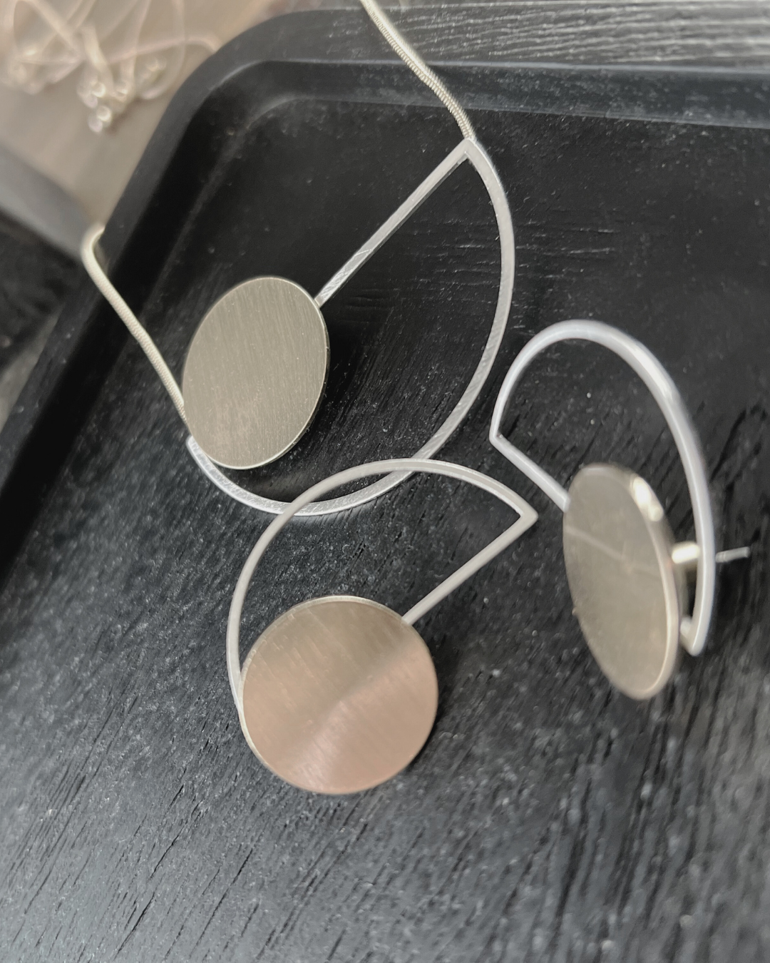 Theia IN:STORE Collana Regolabile a Mezza Luna e Punto a 2 Toni Placcata in Argento